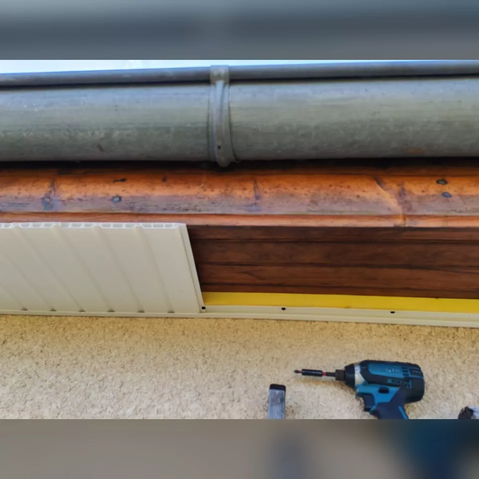 Habillage de sous-toiture en frisettes PVC — étape 1