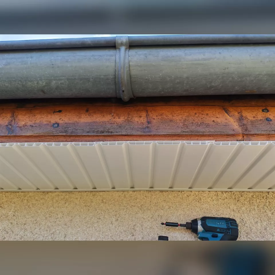 Habillage de sous-toiture en frisettes PVC — étape 2