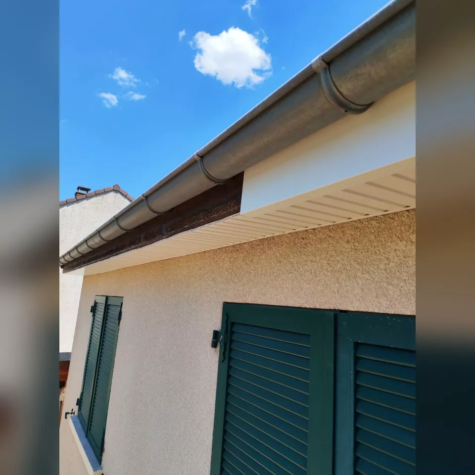 Habillage de sous-toiture en frisettes PVC — étape 3